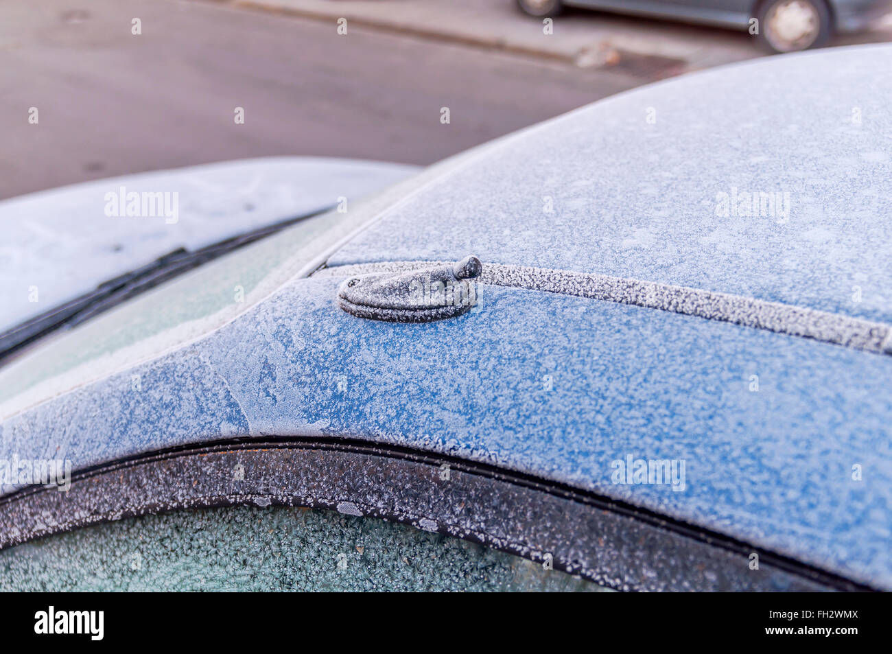 Frozen partie de voiture sur un parking dans la ville Banque D'Images