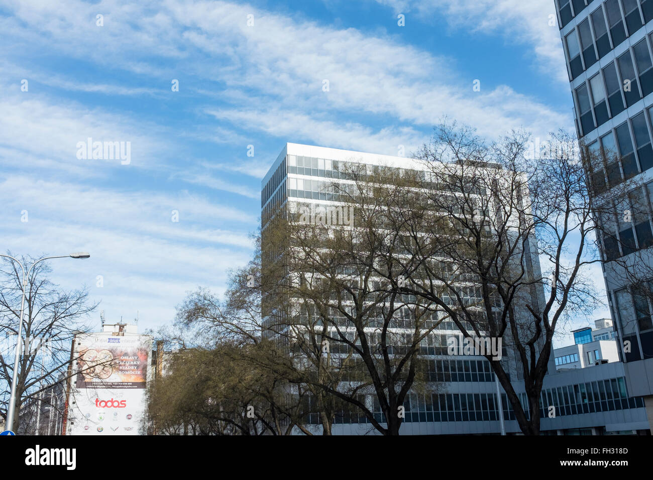 Rue avec un immeuble de bureaux dans une journée d'hiver ensoleillée Banque D'Images