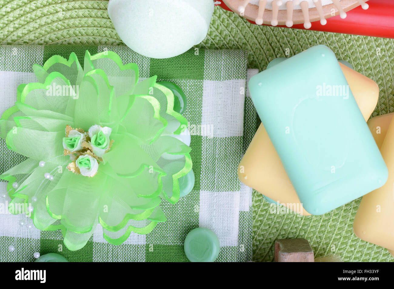 Still Life with Spa bougies aromatiques, sel de mer, de pierres, de fleurs et d'une serviette, Close up Banque D'Images