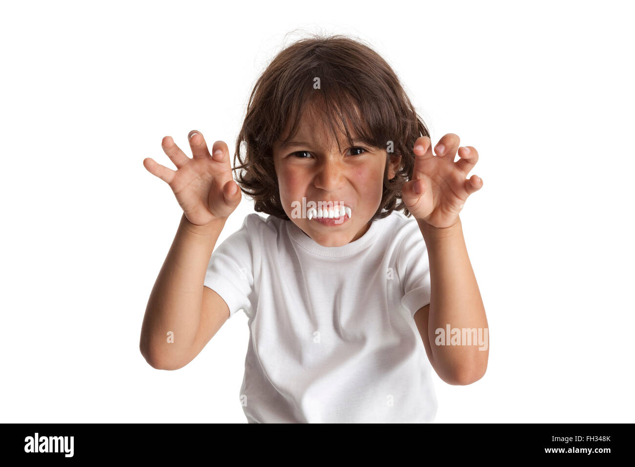 Petit garçon aux dents de vampires sur fond blanc Banque D'Images