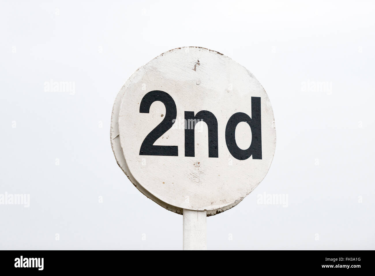 Une deuxième place à un marqueur de piste de course de chevaux Banque D'Images