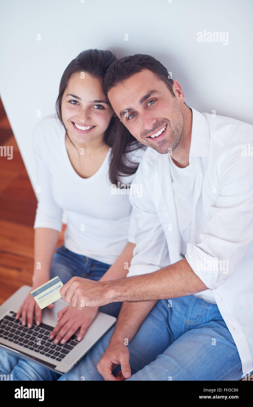 Ambiance jeune couple working on laptop computer at home Banque D'Images