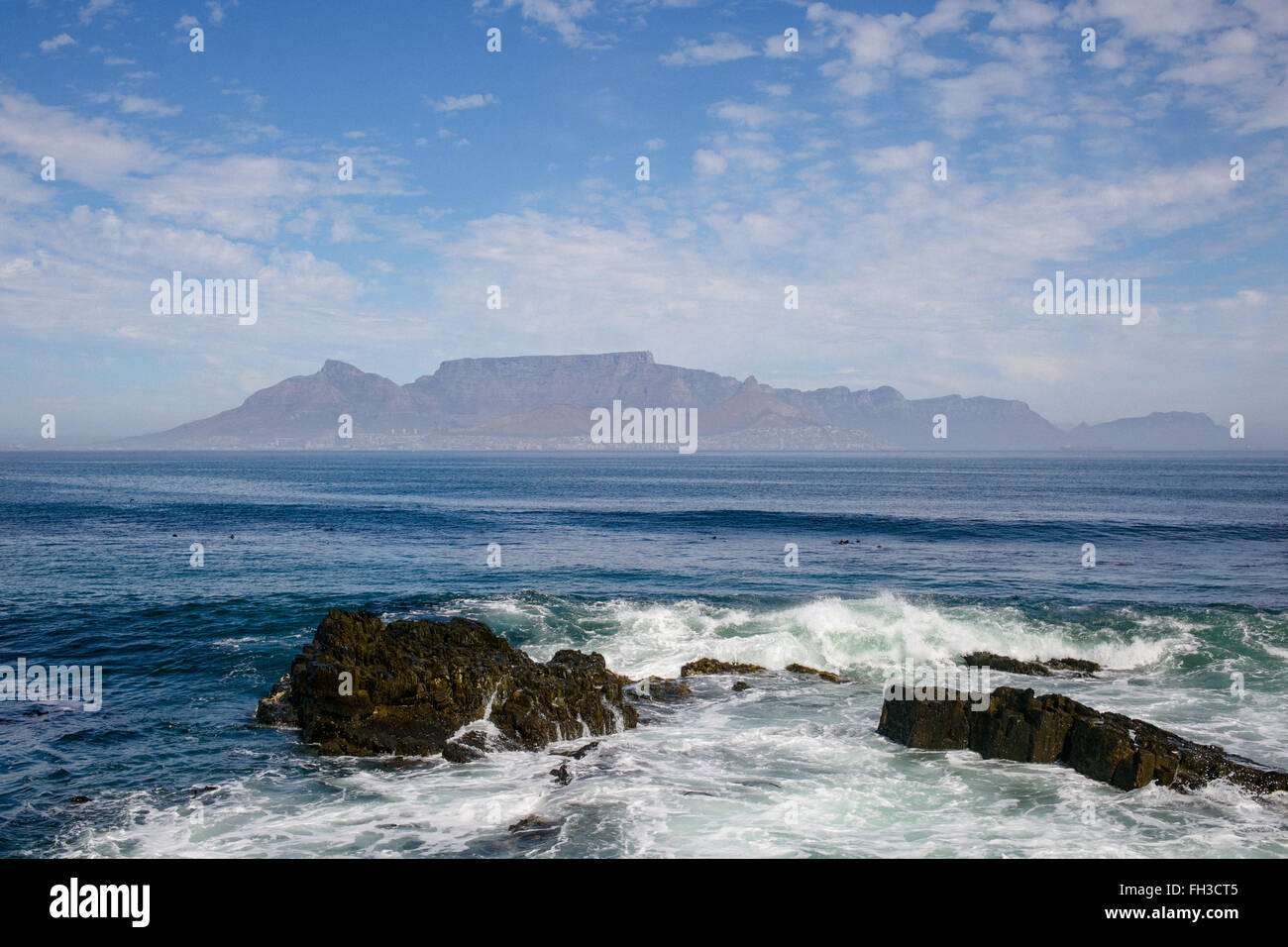 Vue de la ville du Cap et la montagne de la table de Robben Island Banque D'Images