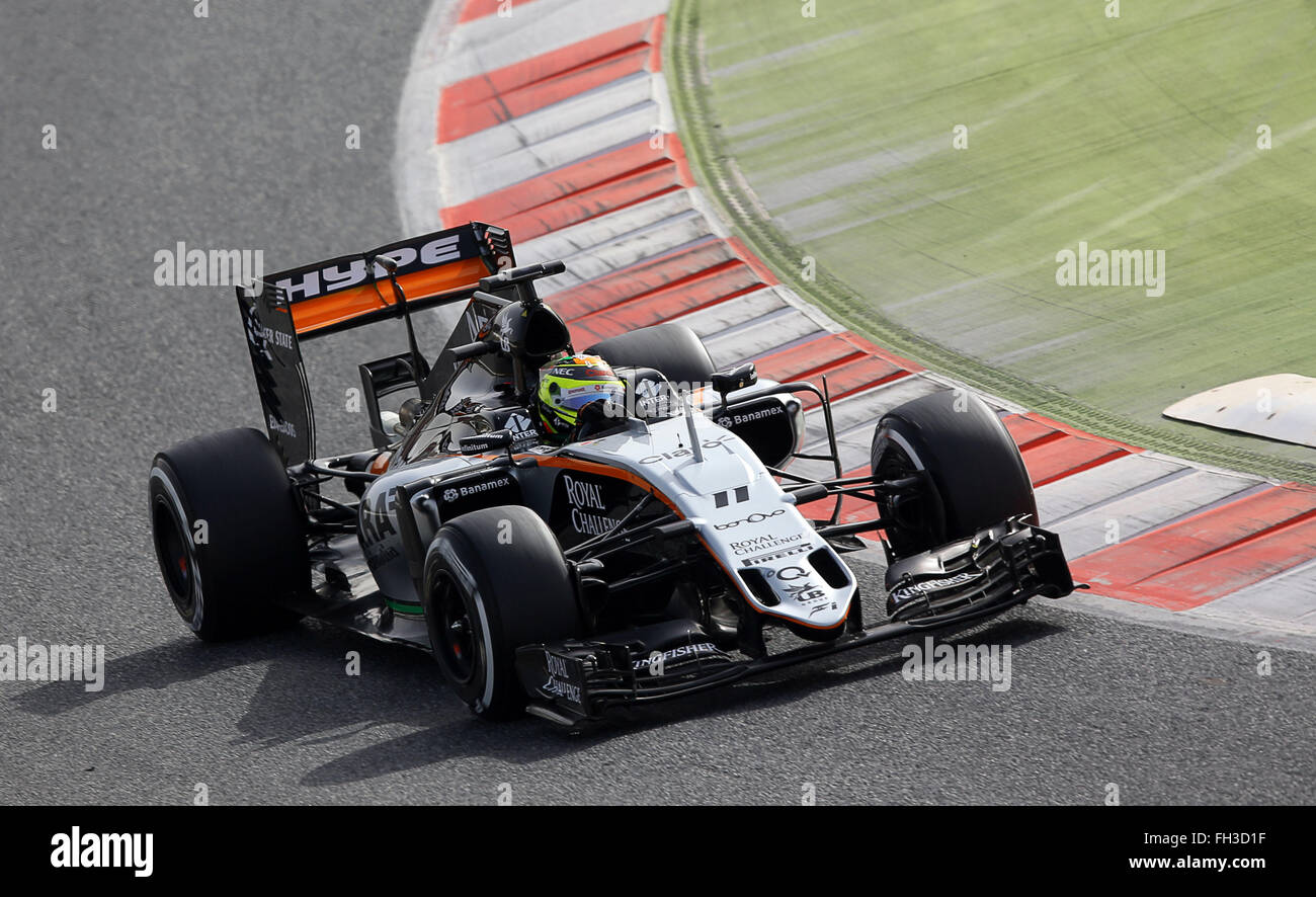 Barcelone, Espagne. Feb 23, 2016. Pilote automobile mexicain Sergio Perez de Force India, dirige la nouvelle voiture VJM09 pendant la séance de formation pour la prochaine saison de Formule 1 au circuit de Barcelone, Plaça de Catalunya à Barcelone, Espagne, 23 février 2016. Photo : Jens Buettner/dpa/Alamy Live News Banque D'Images