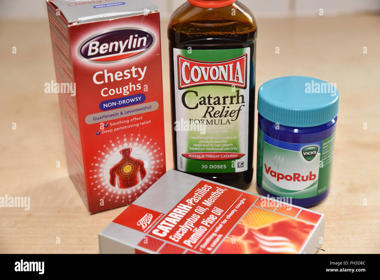 Médicaments contre la toux catarrhes froide Vicks Vaporub Benylin Covonia pastilles catarrhe Banque D'Images