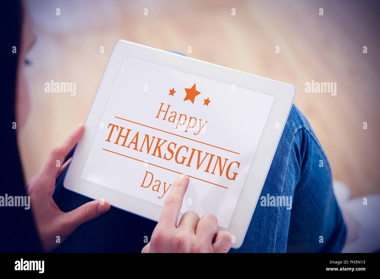 Image composite de l'adolescent à l'aide d'un tablet pc assis sur le plancher Banque D'Images