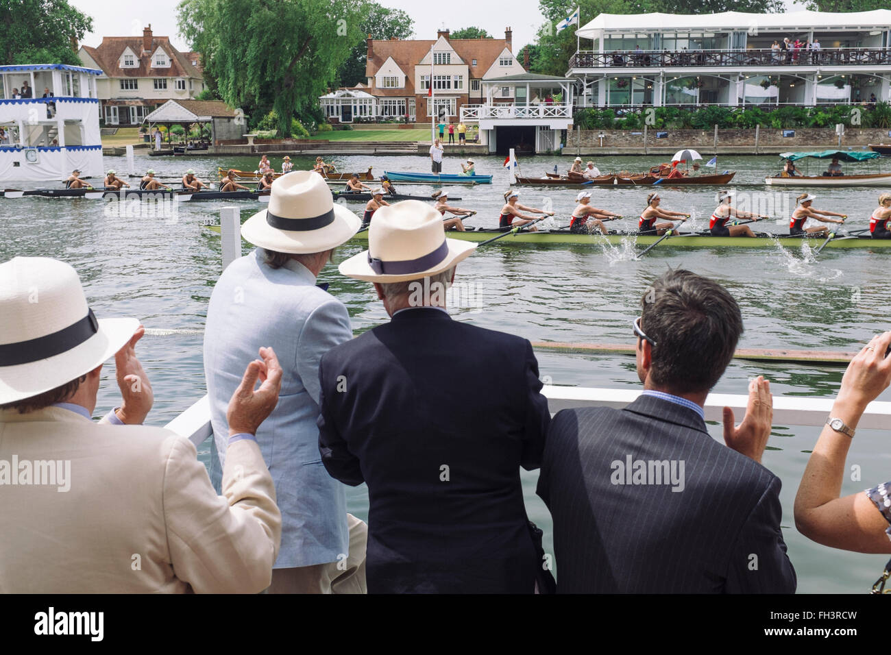 Dans la course des équipages Remenham Challenge Cup - un événement pour les femmes de 8. Banque D'Images