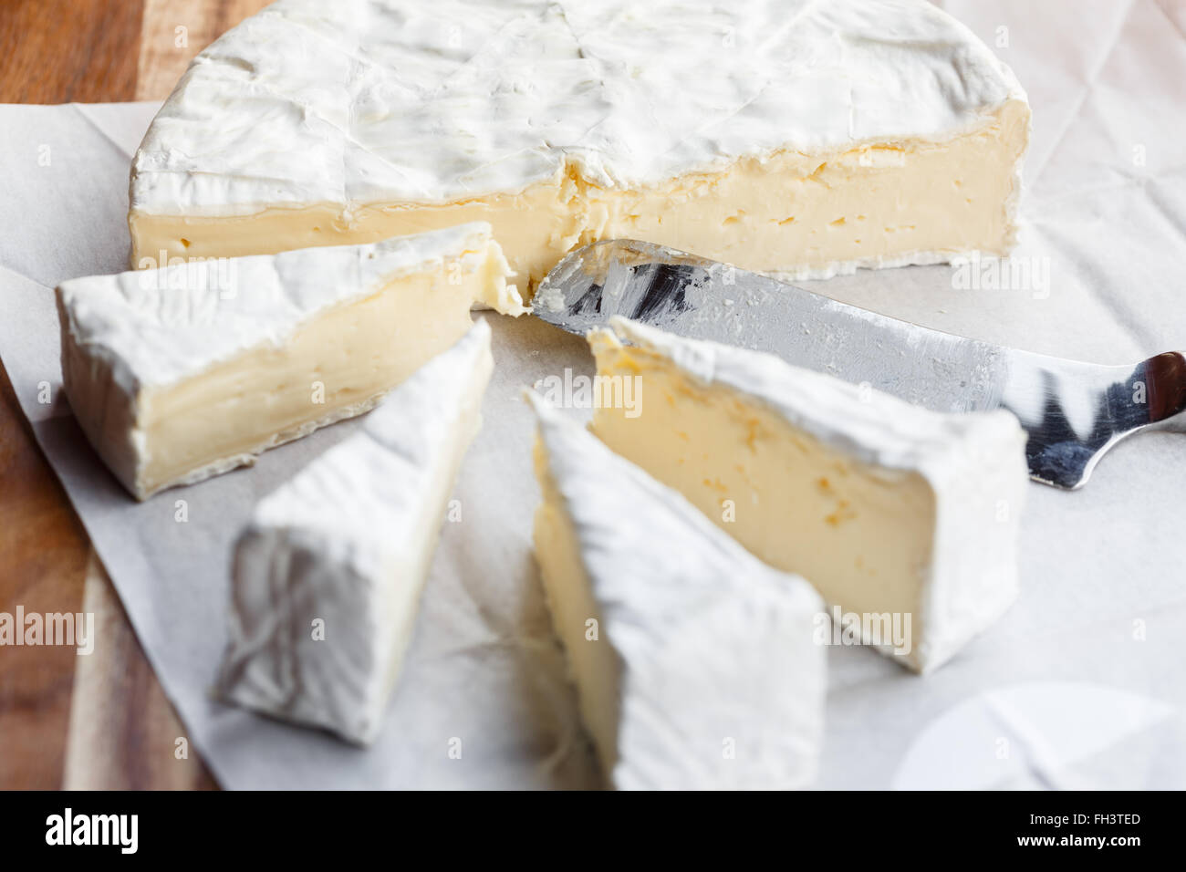 Tranches de fromage Brie et frais Banque D'Images