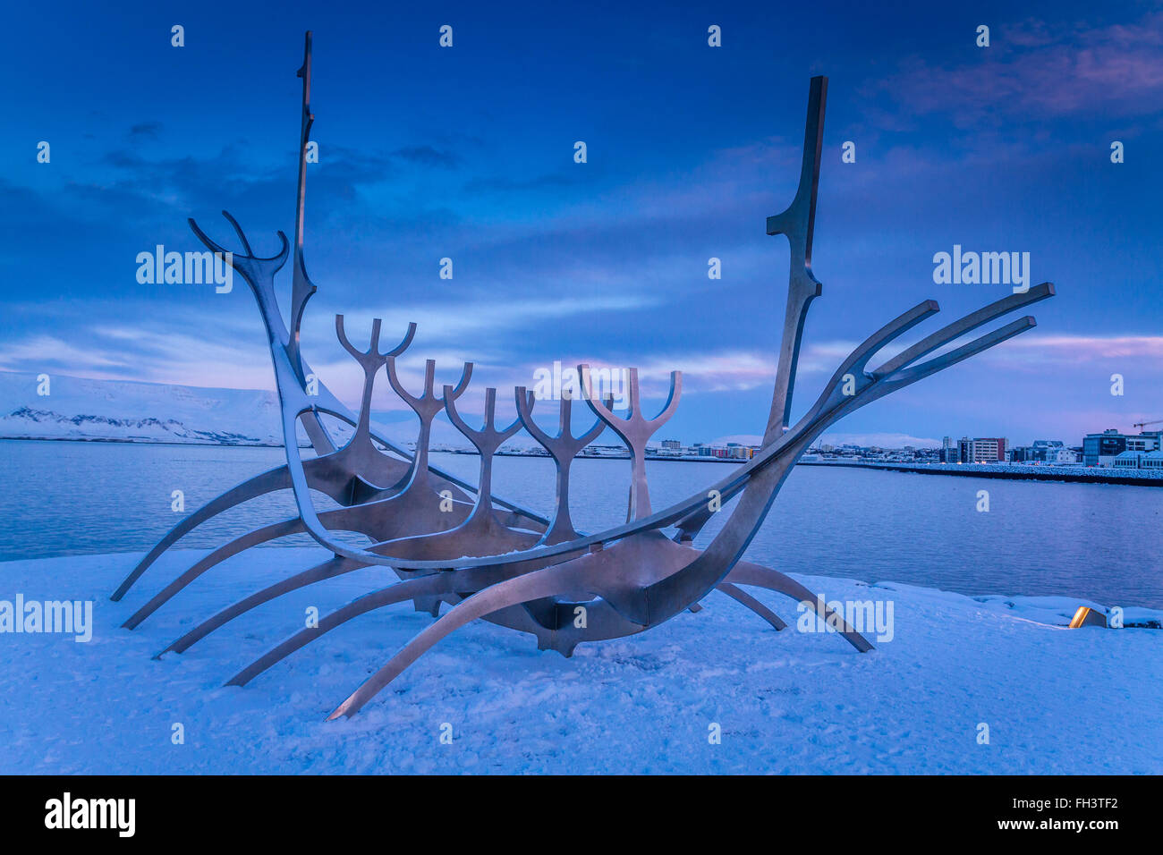 Bien Voyager (Solfar) art sculpture à Reykjavik, Islande en hiver Banque D'Images