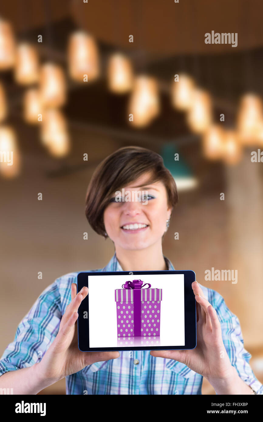 Portrait of woman showing digital tablette avec écran vide Banque D'Images