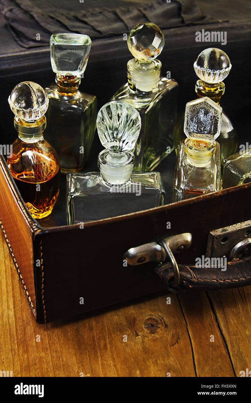 Vintage parfum dans la valise Banque D'Images
