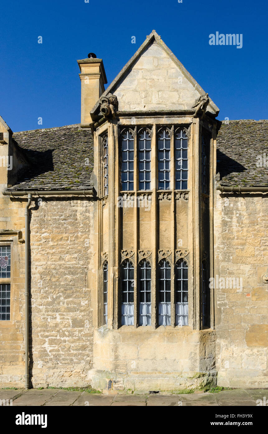 Grandes baies vitrées dans immeuble en pierre de Cotswold avec fenêtres à petits carreaux Banque D'Images