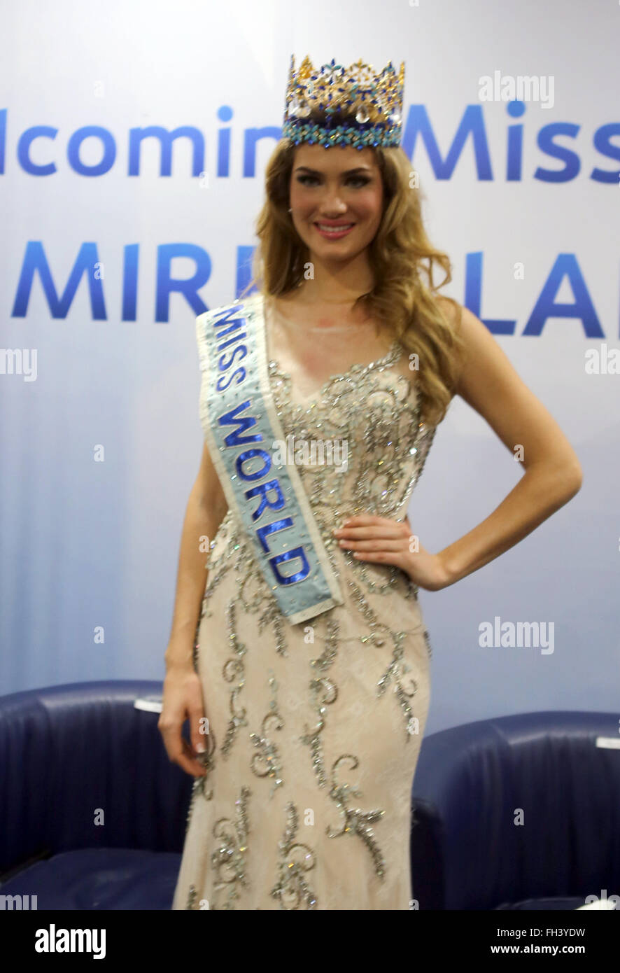 Jakarta, Indonésie. Feb 23, 2016. Mireia Lalaguna au cours de conférence de presse à Jakarta. Conférence de presse de l'élection de Miss Monde 2015 Mireia Lalaguna de l'Espagne. Lalaguna vient à l'Indonésie en tant qu'invités spéciaux qui seront présentes au sommet de Miss Indonésie 2016 événement qui aura lieu à l'RCTI, Kebun Jeruk, Jakarta. Credit : Natanael Pohan/Pacific Press/Alamy Live News Banque D'Images