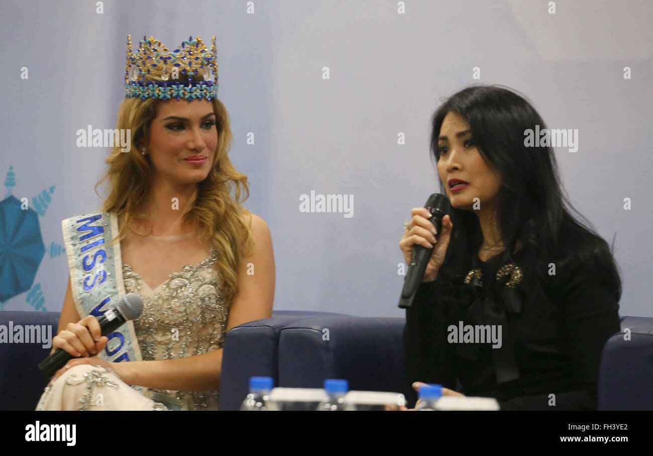 Jakarta, Indonésie. Feb 23, 2016. Mireia Lalaguna(L) lors de conférence de presse à l'Indonésie. Conférence de presse de l'élection de Miss Monde 2015 Mireia Lalaguna de l'Espagne. Lalaguna vient à l'Indonésie en tant qu'invités spéciaux qui seront présentes au sommet de Miss Indonésie 2016 événement qui aura lieu à l'RCTI, Kebun Jeruk, Jakarta. Credit : Natanael Pohan/Pacific Press/Alamy Live News Banque D'Images