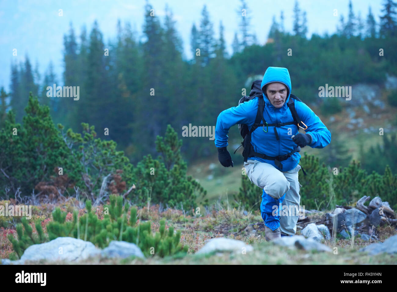 Advanture homme avec sac à dos randonnée Banque D'Images