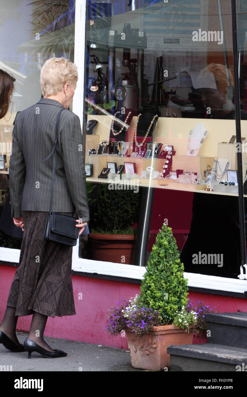 Ruth Rendell, thé, Shopping, (crédit image © Jack Ludlam) Banque D'Images