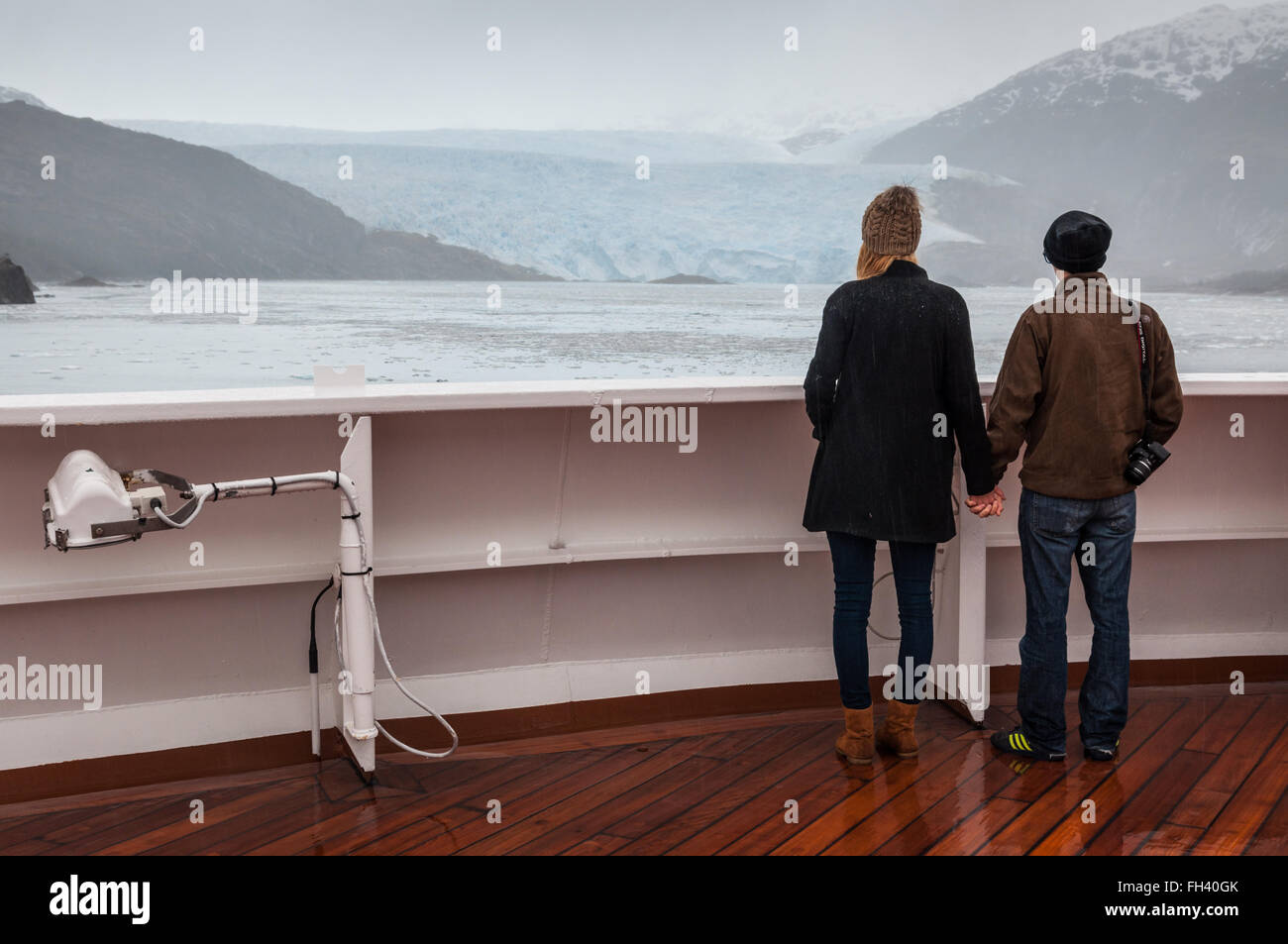 Couple à bord du navire de croisière Saint Malo belle visualisation glacier. Banque D'Images