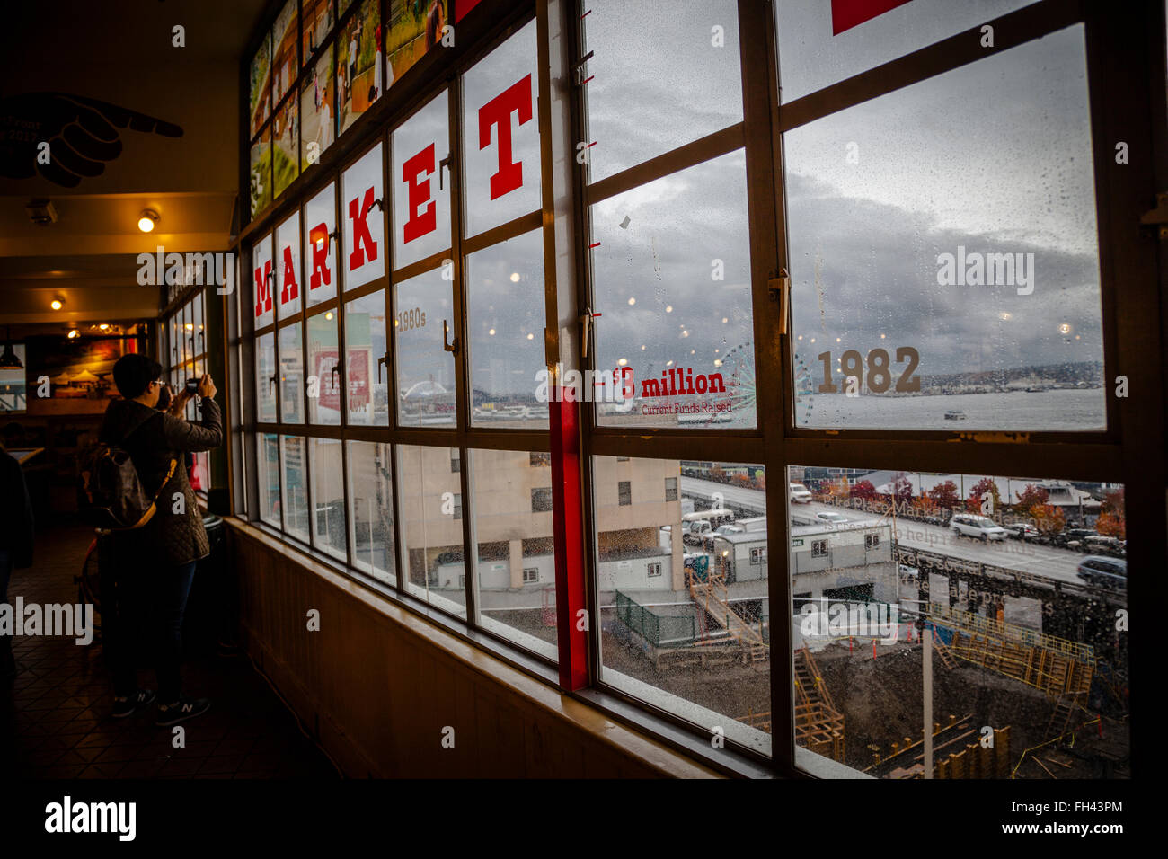 Fenêtre sur le marché public à l'état de Washington, Seattle harbor Banque D'Images