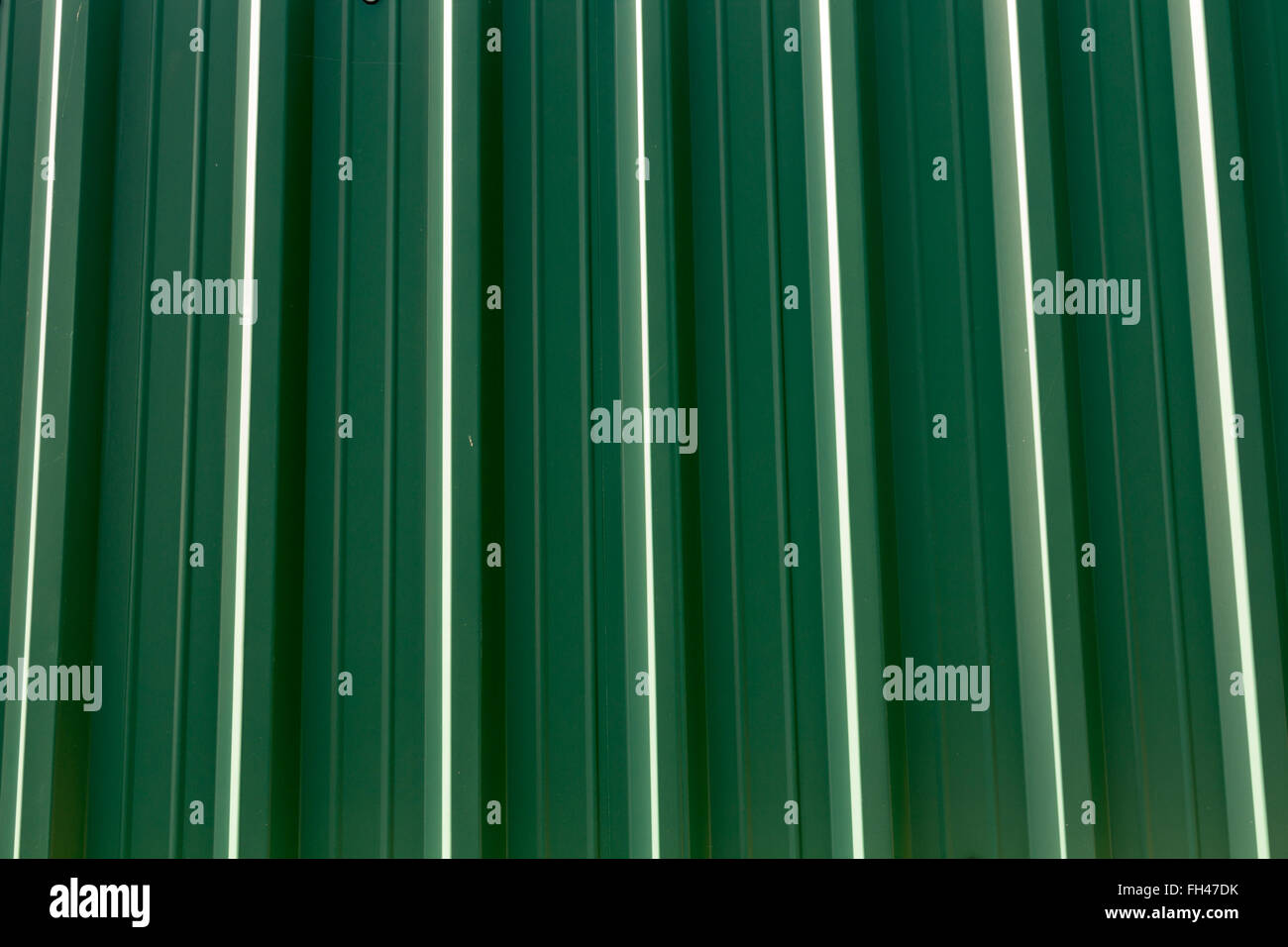 Arrière-plan avec feuille de métal ondulé vert Banque D'Images