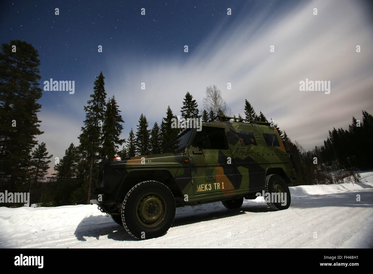 Un véhicule d'assistance du bataillon norvégien Telemark est éclairée uniquement par la lune lors d'une froide et partiellement nuageux nuit. Dans les semaines qui ont précédé l'exercice Cold Response 16, à la fin du mois, les deux nations ont mené la formation bilatérale pour améliorer la capacité du Corps des Marines des États-Unis pour l'exploitation par temps froid. L'exercice mettra en vedette, maritime, terrestre et opérations aériennes de souligner la capacité de l'OTAN de défense contre toute menace dans tout environnement. L'emplacement dans le centre de la Norvège fournit un ensemble unique, froid extrême-météo environnement pour toutes les forces concernées à élaborer des tactiques, Banque D'Images