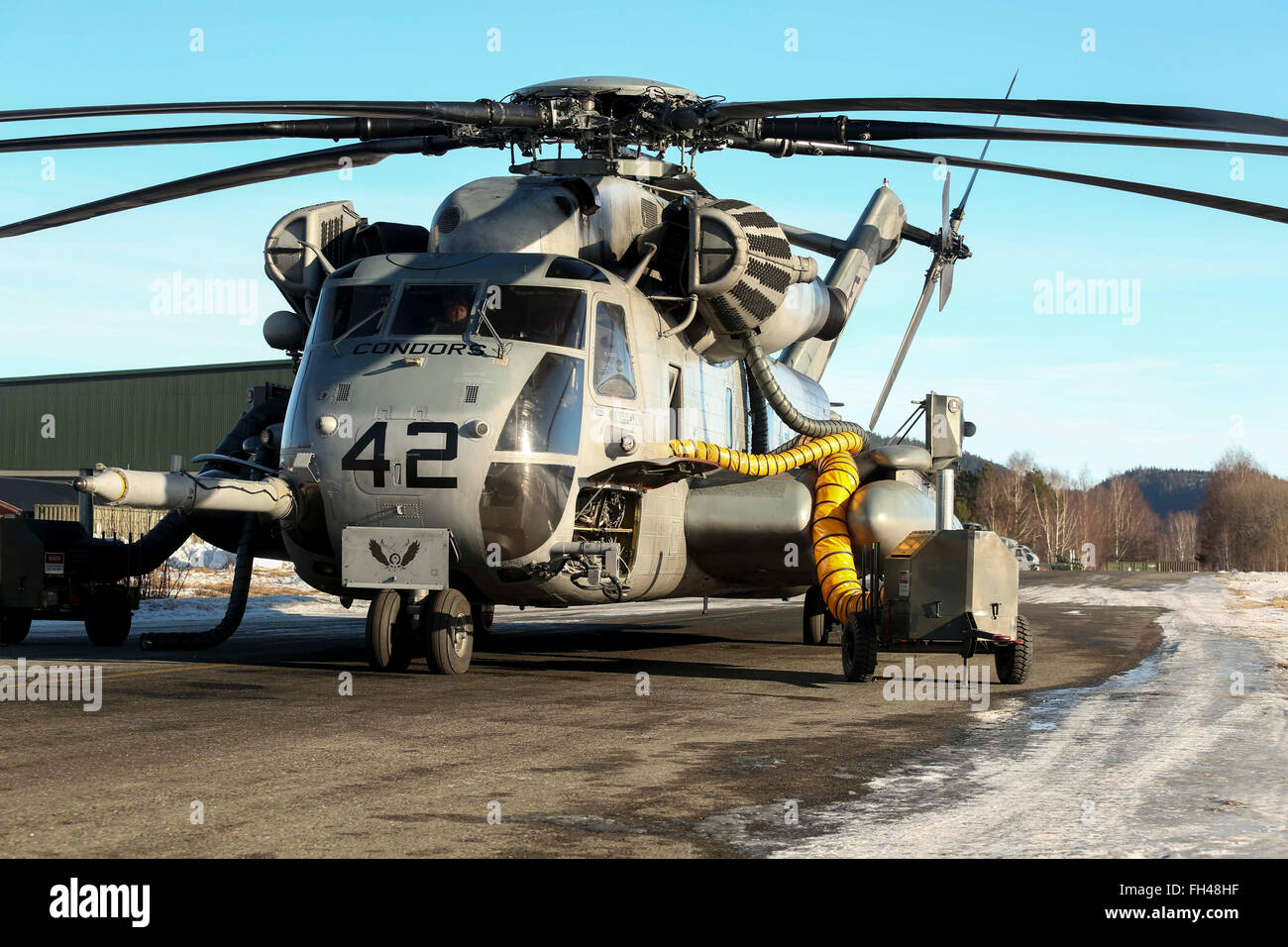 Un Corps des marines de l'hélicoptère CH-53 Super Stallion se trouve connecté à évents réchauffement comme il se prépare pour un vol plus tard dans la journée dans la région de Vaernes, la Norvège, le 22 février 2016. Tous les aéronefs à l'Escadron d'hélicoptères lourds Marine (-) renforcés, l'élément de combat de BAM 2d, ont été démantelés au Marine Corps Air Station Cherry Point, N.C., et piloté à la Norvège à l'U.S. Air Force C-5 Les galaxies jusqu'à fournir un appui aérien au cours de l'exercice. 16 Réponse froide est une combinaison d'exercice conjoint, composé de 12 membres de l'OTAN et des nations unies en partenariat et d'environ 16 000 soldats Banque D'Images