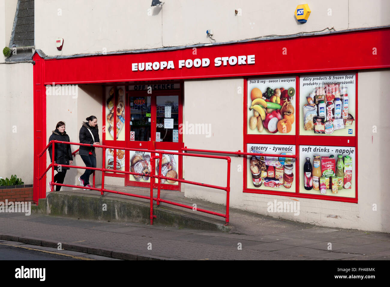 Les magasins d'alimentation de l'Europe de l'Est, la rue du Port, Evesham, Worcestershire, Angleterre, Royaume-Uni, Europe Banque D'Images