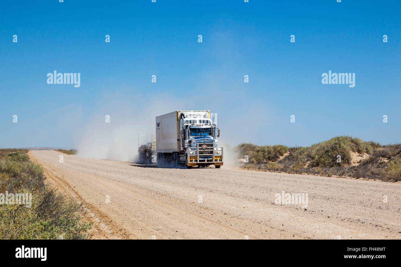 La route traversant le désert Strzelecki sur la piste Strzelecki avec de l'équipement gaz Moomba Banque D'Images