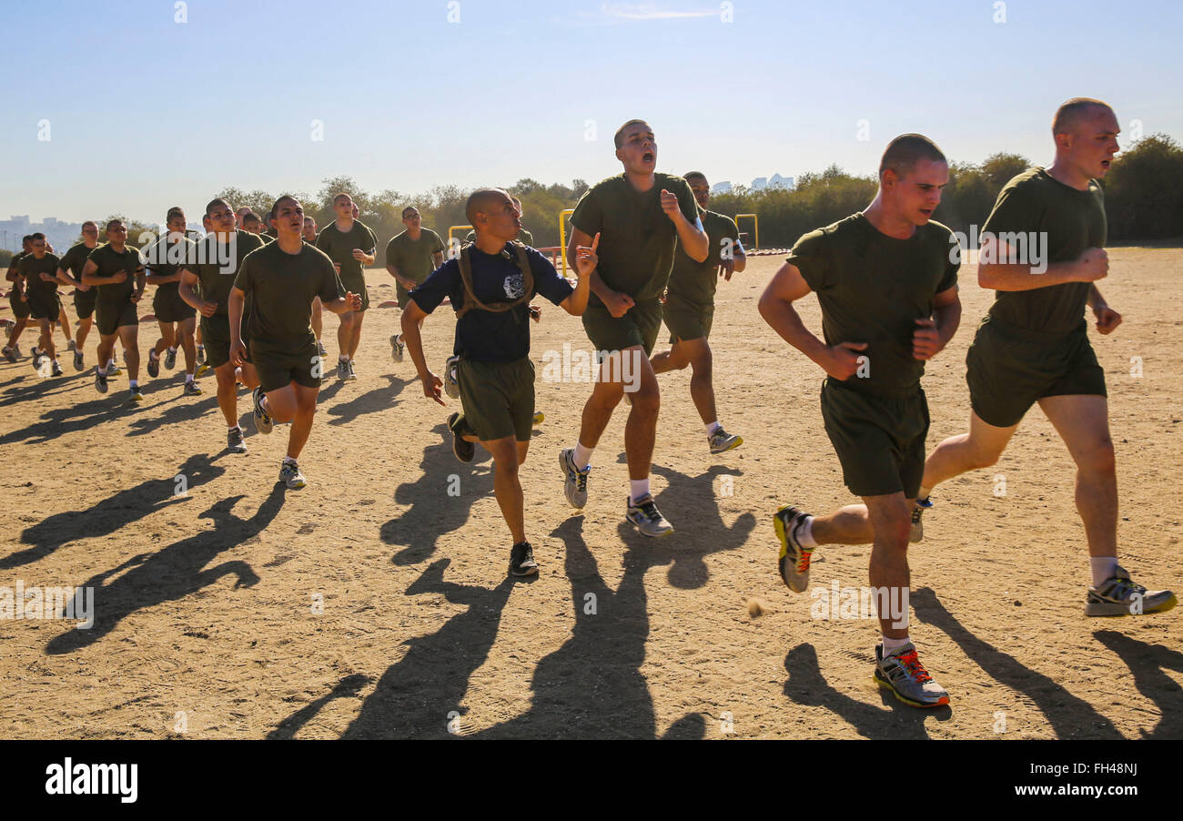 Recrues de la compagnie Kilo, 3e Bataillon d'instruction des recrues, de mener des exercices de sprint au cours d'une session d'entraînement physique au Marine Corps Recruter Depot San Diego, 22 février. Si les recrues se déplaçait lentement, percer les instructeurs les a motivés à se déplacer plus rapidement et d'obtenir les la plupart hors de la session. Chaque année, plus de 17 000 hommes recrutés dans la région de recrutement de l'Ouest sont formés à MCRD San Diego. La Compagnie Kilo est prévue pour mai 6 diplômés. Banque D'Images