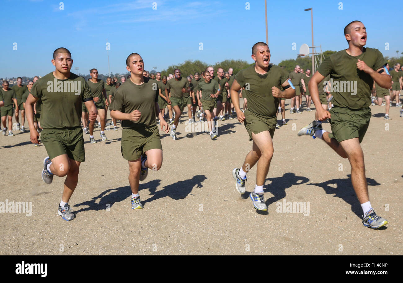 Recrues de la compagnie Kilo, 3e Bataillon d'instruction des recrues, de mener des exercices de sprint au cours d'une session d'entraînement physique au Marine Corps Recruter Depot San Diego, 22 février. Les recrues ont été encouragés à se pousser à tirer le maximum de chaque session de formation physique, et leurs instructeurs de forage étaient là pour les motiver. Chaque année, plus de 17 000 hommes recrutés dans la région de recrutement de l'Ouest sont formés à MCRD San Diego. La Compagnie Kilo est prévue pour mai 6 diplômés. Banque D'Images