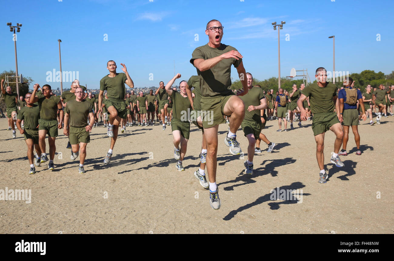 Recrues de la compagnie Kilo, 3e Bataillon d'instruction des recrues, de mener des exercices de sprint au cours d'une session d'entraînement physique au Marine Corps Recruter Depot San Diego, 22 février. Chaque séance d'entraînement physique est définie pour construire l'endurance et l'endurance des recrues au cours de la formation. Chaque année, plus de 17 000 hommes recrutés dans la région de recrutement de l'Ouest sont formés à MCRD San Diego. La Compagnie Kilo est prévue pour mai 6 diplômés. Banque D'Images