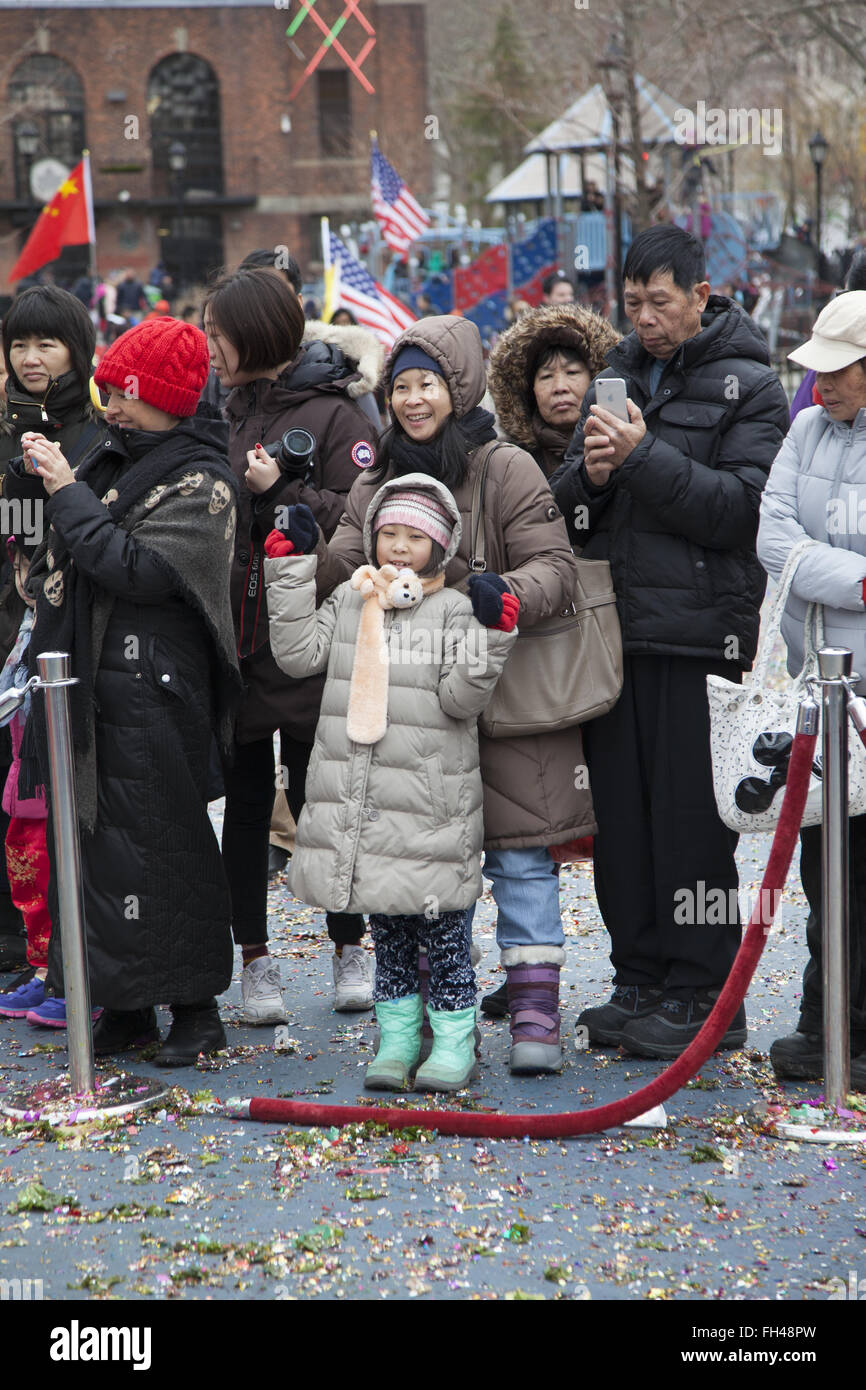 2016 : le Nouvel An Chinois, Chinatown, NEW YORK, l'année du singe au cours de la cérémonie d'un pétard. Banque D'Images