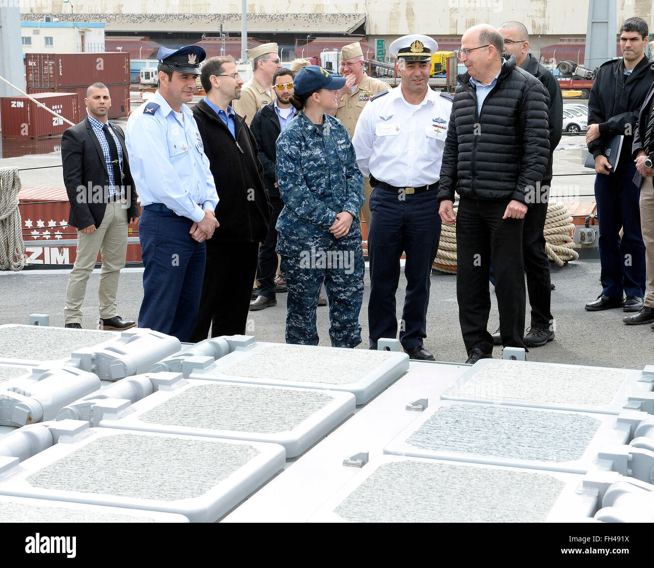 L'ambassadeur américain en Israël Dan Shapiro a accueilli le ministre de la Défense israélien Moshe Ya'alon pour une visite guidée à bord et USS Carney (DDG 64), amarré à Haïfa, Israël, le 22 février 2016. Au cours de la visite, l'Ambassadeur Shapiro et Ministre Ya'alon a reçu un briefing de Carney Commandant CAPC Ken Picard, et d'autres officiers à bord du navire. Banque D'Images