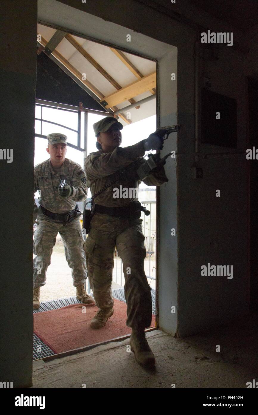 La police militaire affecté à la 527e Compagnie de Police Militaire, 18e Brigade MP, claire un bâtiment durant un exercice de tir le 22 février, lors de la préparation à l'interarmées multinationale Centre à Hohenfels, Allemagne. Banque D'Images