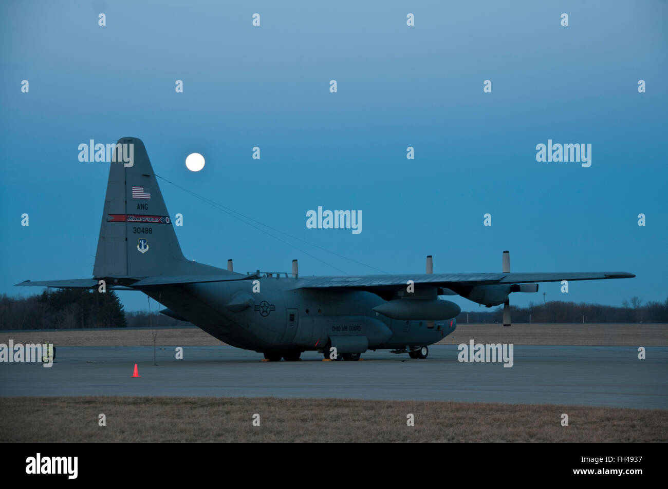 C-130H Hercules s'asseoir dans la lumière de la pleine lune à la 179e Airlift Wing, Mansfield, Ohio, 23 février, 2016. L'unité de la Garde nationale aérienne de l'Ohio est toujours en mission de répondre avec des aviateurs citoyens hautement qualifiés d'exécuter, de l'État fédéral et les missions de la communauté. Banque D'Images