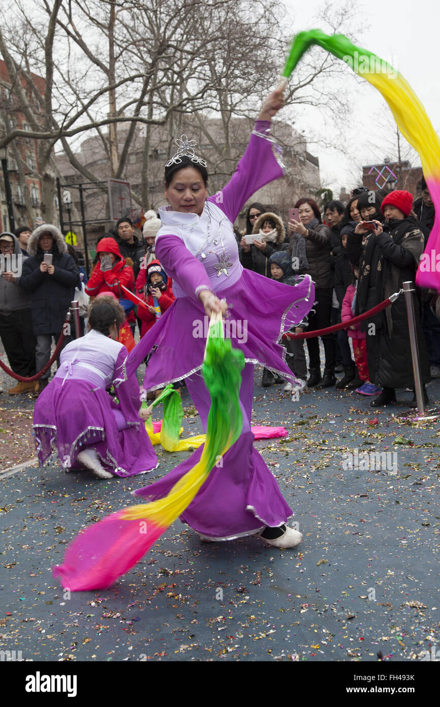 2016 : le Nouvel An Chinois, Chinatown, NEW YORK, l'année du singe au cours de la cérémonie d'un pétard. Banque D'Images