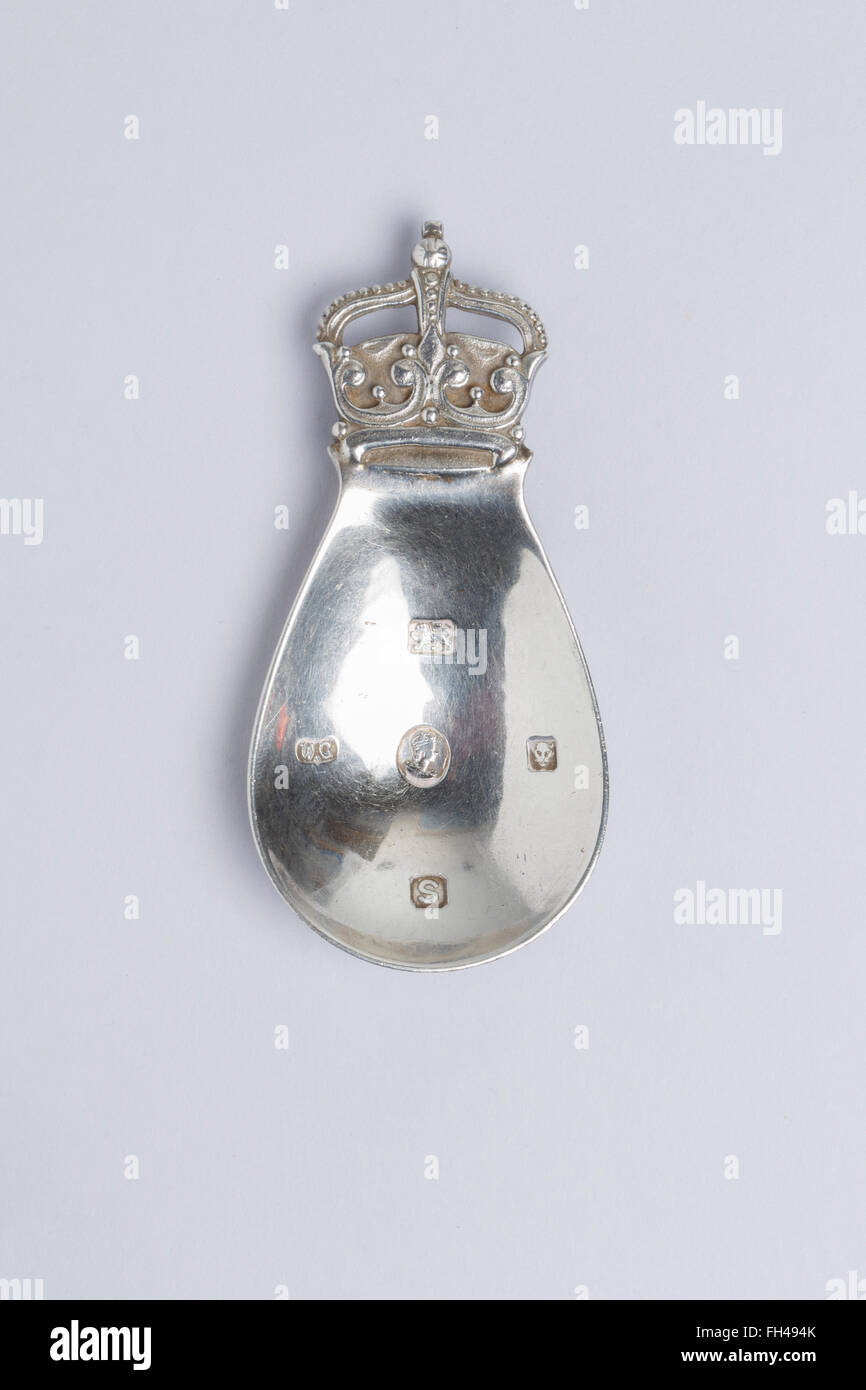Caddy spoon commémorant le cronation de la reine Elizabeth II. L'argent, 1953, fac-similé de signature de A. E. Stone sur l'arrière, Banque D'Images