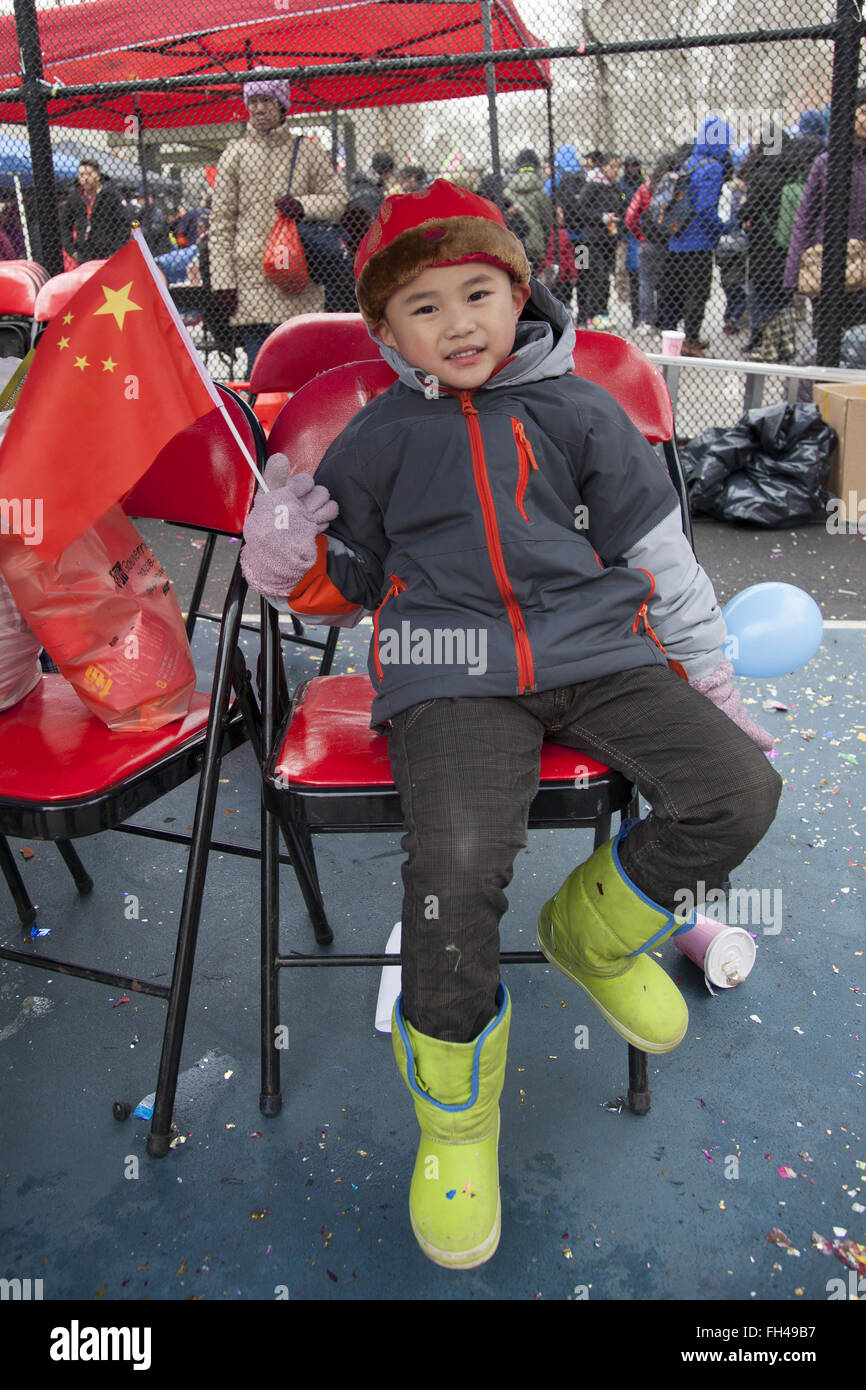 2016 : le Nouvel An Chinois, Chinatown, NEW YORK, l'année du singe au cours de la cérémonie d'un pétard. Banque D'Images