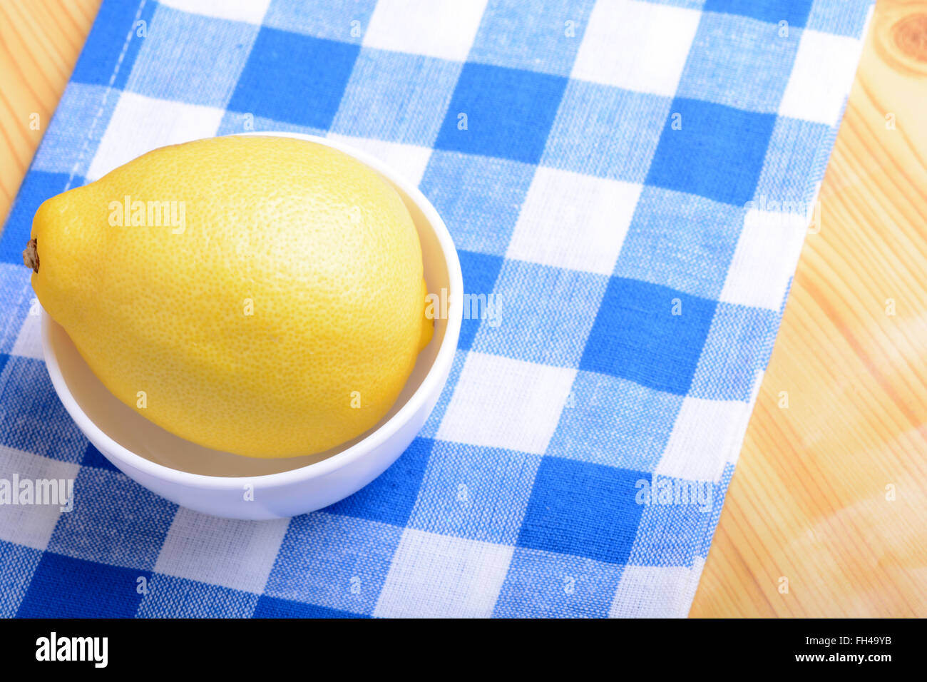 Citrons mûrs sur une plaque blanche Banque D'Images