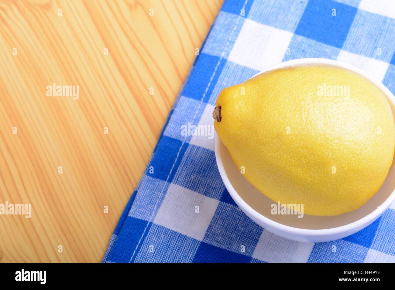 Citrons mûrs sur une plaque blanche Banque D'Images