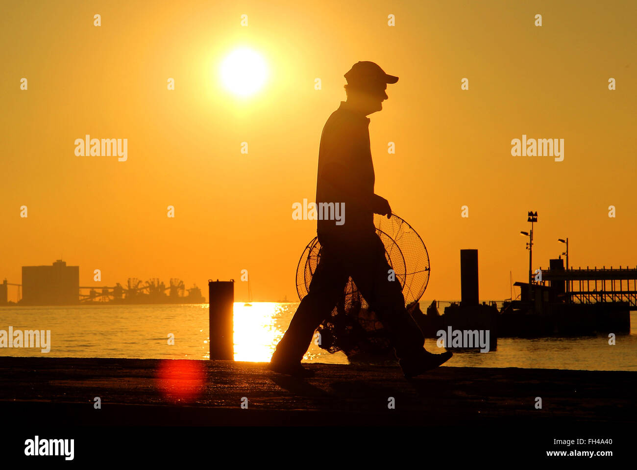 Lisbonne, Portugal. 14 Décembre, 2015. Un pêcheur portant un filet le long d'une jetée à côté du Tage à Lisbonne, Portugal, le 14 décembre 2015. Photo : Hauke Schroeder - PAS DE FIL - SERVICE/dpa/Alamy Live News Banque D'Images