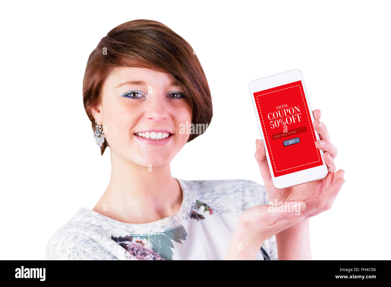 Image composite de belle femme présentant smart phone sur fond blanc Banque D'Images