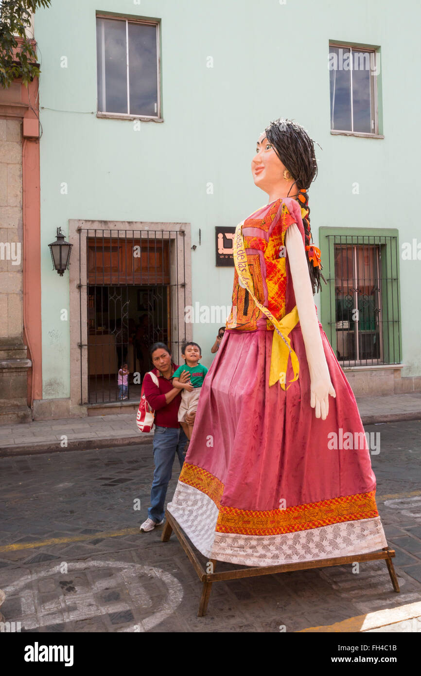 Oaxaca, Mexique - une marionnette géante à l'extérieur de la Casa de las Artesanías de Oaxaca, un magasin qui vend le travail des artisans. Banque D'Images