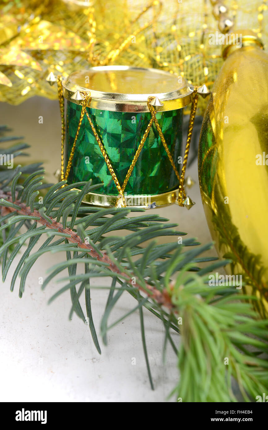 Noël arrière-plan avec des tambours, green veille branche d'arbre d'or, la décoration du nouvel an Banque D'Images