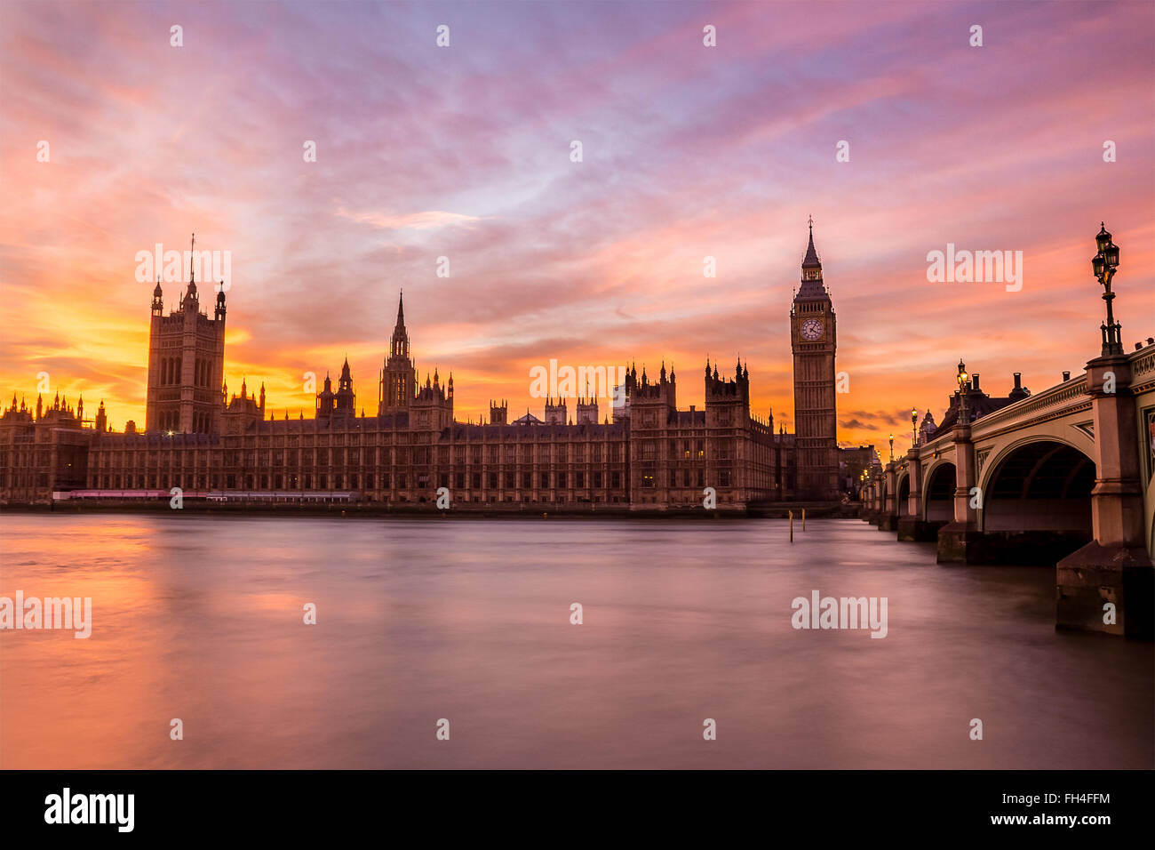 Le Palais de Westminster au coucher du soleil avec un beau ciel couleur Banque D'Images