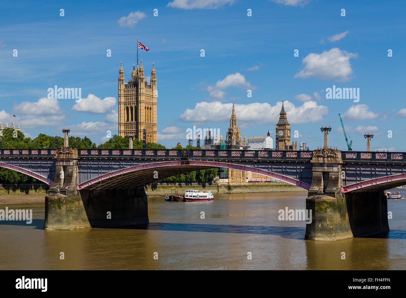 Lambeth Bridge à Londres pendant l'été. La Tamise et Westminster peut être vu. Il y a de l'espace pour le texte. Banque D'Images