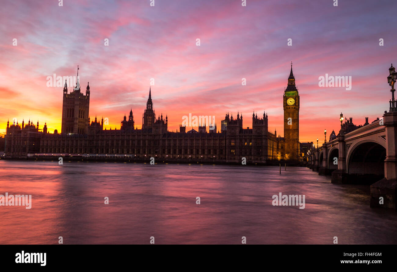 Le Palais de Westminster au coucher du soleil avec un beau ciel couleur Banque D'Images