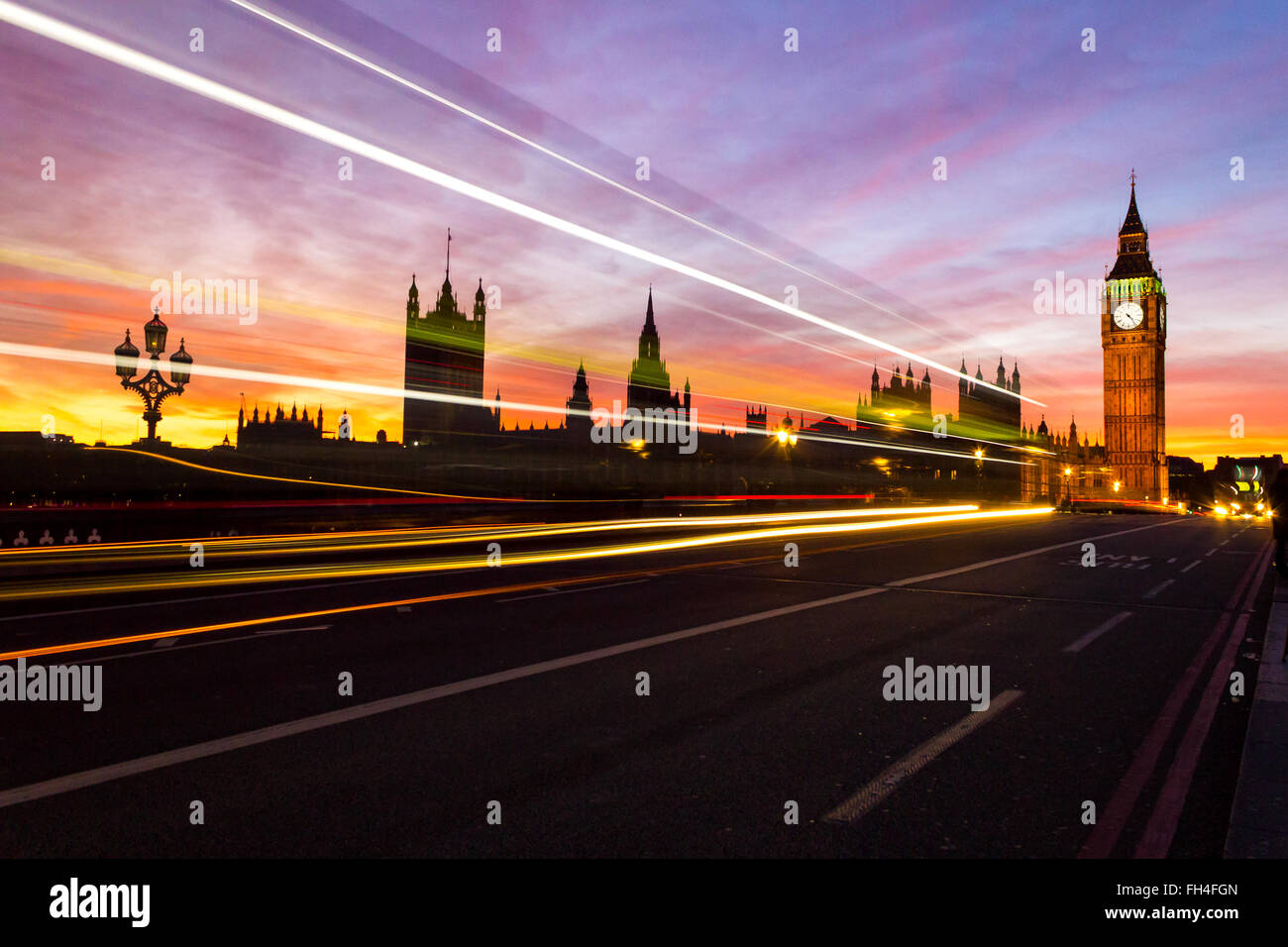 La circulation sur le pont de Westminster à Londres au coucher du soleil avec un beau ciel et de Big Ben au loin. Banque D'Images