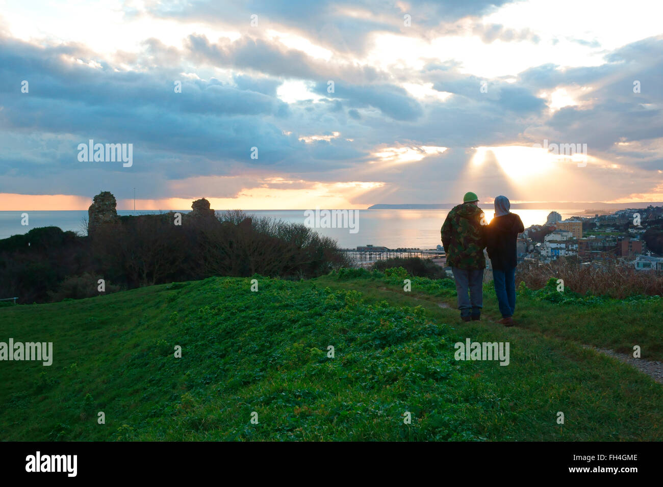 Hastings, East Sussex, UK. 23 février 2016. Météo France : Après une belle journée ensoleillée les personnes prenant une photo d'un coucher de soleil spectaculaire au château de Hastings. Banque D'Images