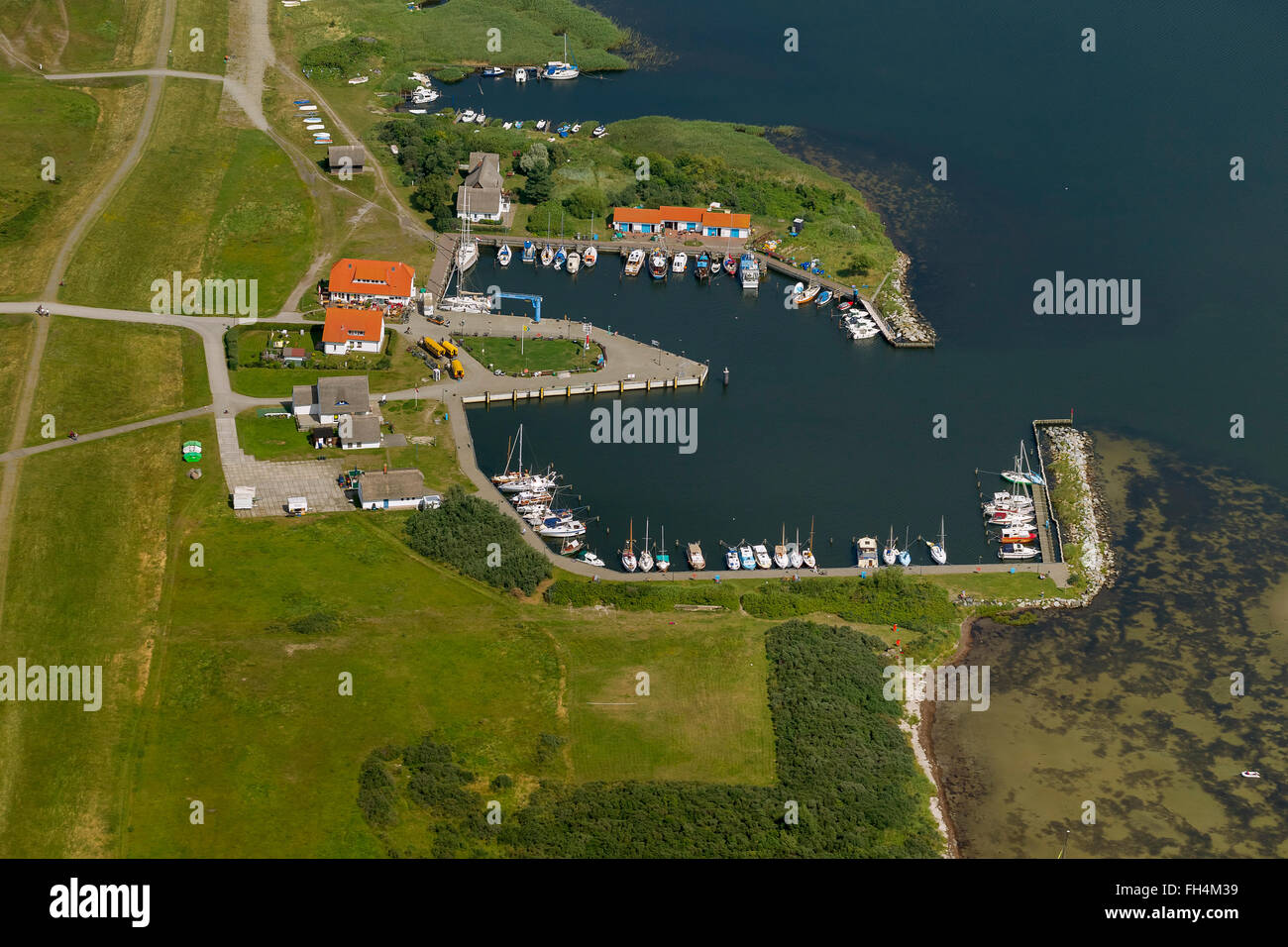Vue aérienne du port de la Baltique, Neuendorf Hiddensee Hiddensee, de voiliers, de l'île de la mer Baltique Mecklembourg-Poméranie-Occidentale, Allemagne, Europe,, Banque D'Images