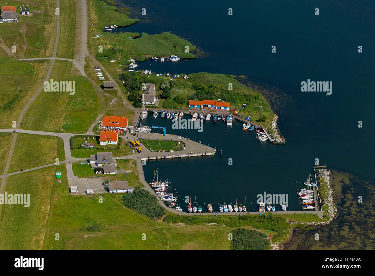 Vue aérienne du port de la Baltique, Neuendorf Hiddensee Hiddensee, de voiliers, de l'île de la mer Baltique Mecklembourg-Poméranie-Occidentale, Allemagne, Europe,, Banque D'Images